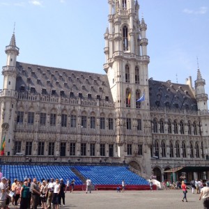 Brussels, tribune in attesa  nella Grand Place