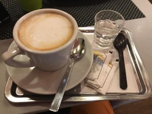 Chocolat d'Art: cappuccino e croissant