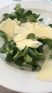 Giampy: insalata di songino e scaglie di parmigiano
