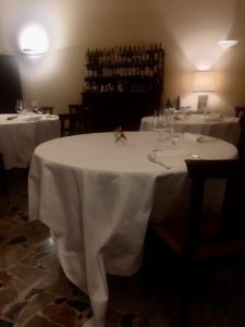 Centro di Priocca: un tavolo in sala - ph Silvana Delfuoco