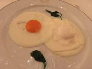 Uovo all'occhio di bue, ostia, parmigiano Reggiano 60 mesi e prezzemolo - ph Silvana Delfuoco