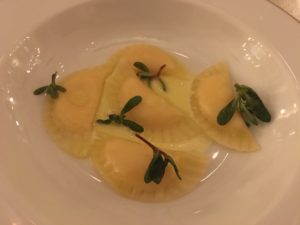 Ravioli di Parmigiano Reggiano 101 mesi, portulaca e brodo si fagioli - ph Silvana Delfuoco